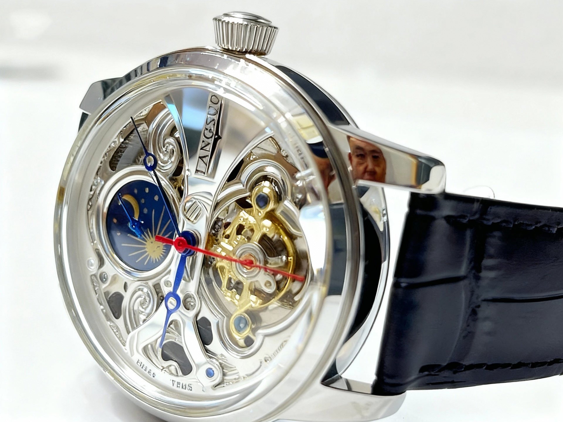 Montre mécanique à tourbillon et phasé de lune